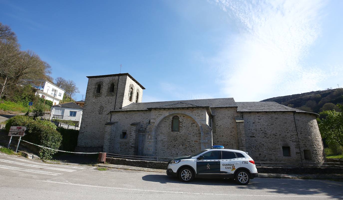 Un incendio declarado de madrugada ha calcinado parte del retablo a la Iglesia de Santa Marina de Balboa | Los Bomberos de Ponferrada intervinieron en el lugar tras ser alertados de las llamas | El incendio se provocó por un cirio que quedó encendido y cuya cera sirvió para prender una alfombra. 