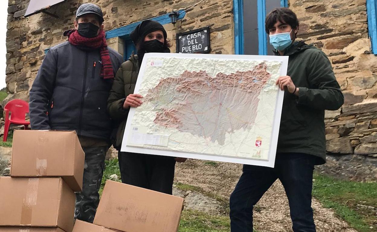 Emilio Gancedo, coordinador de Proyectos del ILC, entregando un lote de libros en la localidad maragata de Prada de la Sierra.