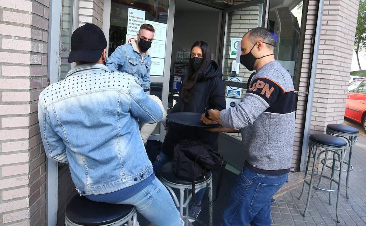 Imagen de un establecimiento hostelero de Ponferrada, donde se reabre el interior este martes.