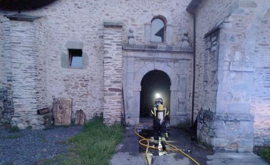 Bomberos de Ponferrada entran para intervenir en el templo.