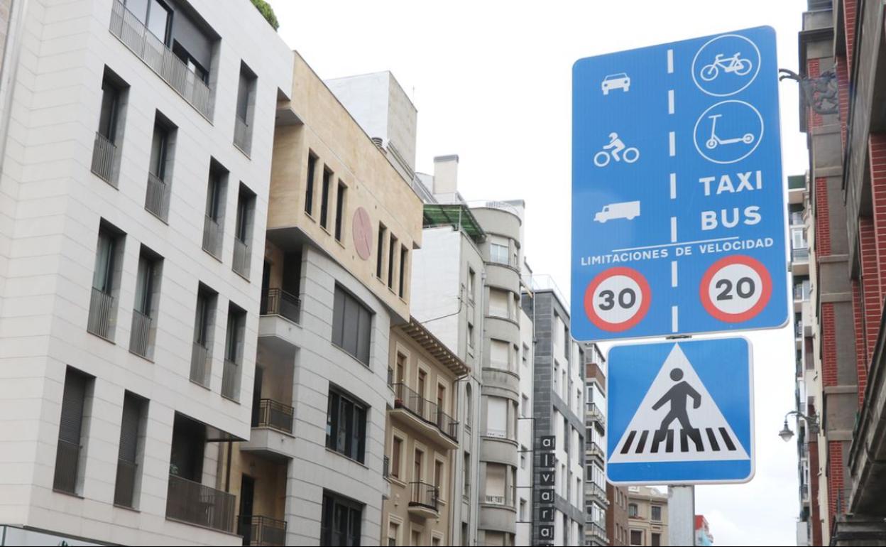 Los carteles de los límites de velocidad salpican diferentes calles de la ciudad.