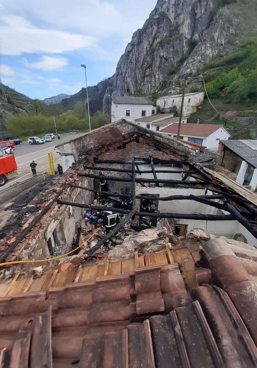 Los bomberos intervienen en un aparatoso incendio en una vivienda de Vega de Gordón. 