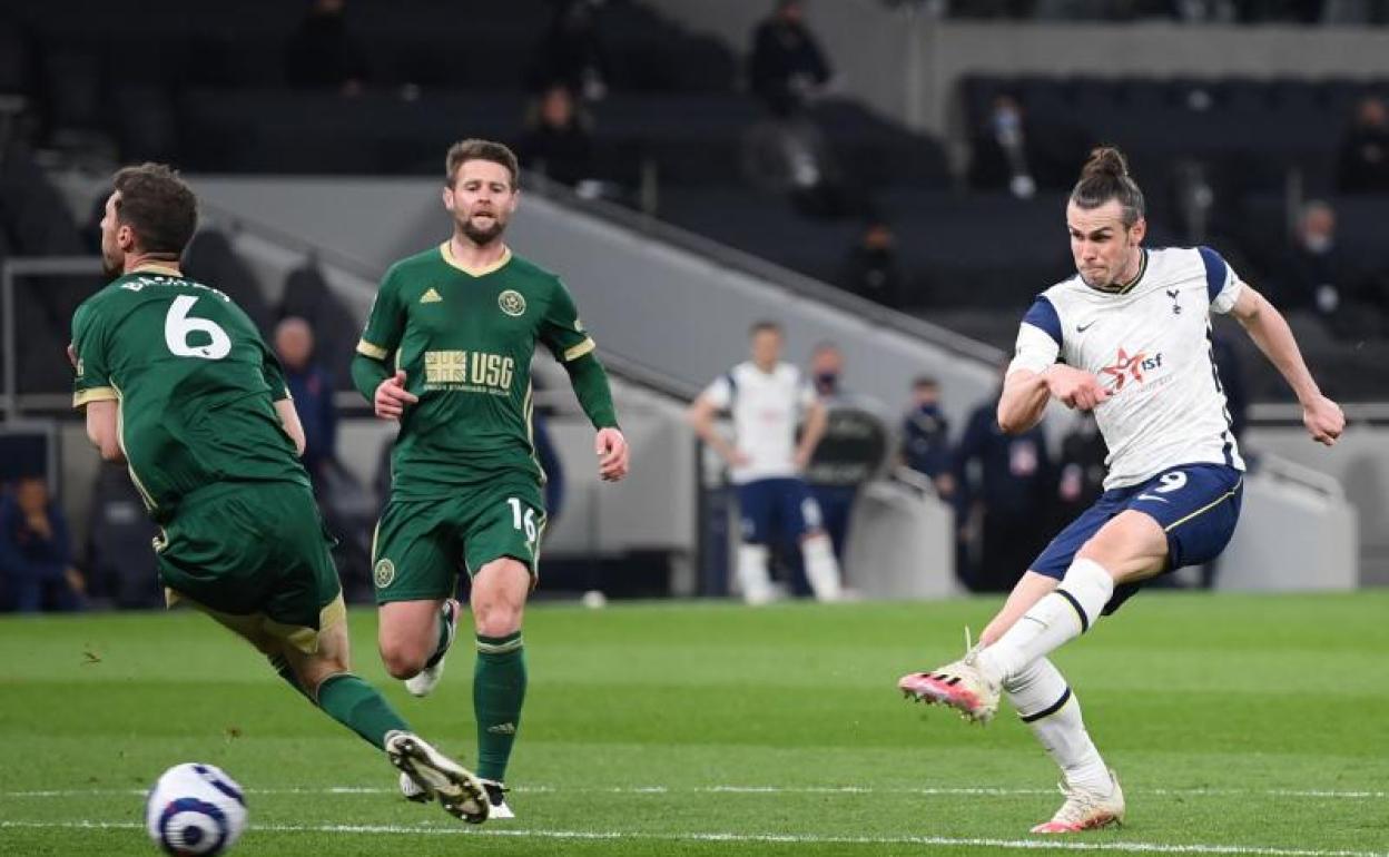 Gareth Bale remata durante el Tottenham-Sheffield del 2 de mayo. 