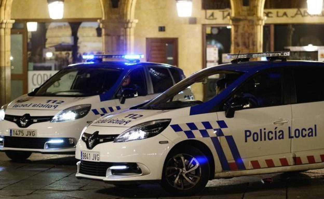 Dos coches de la Policía Local en el centro de la capital.