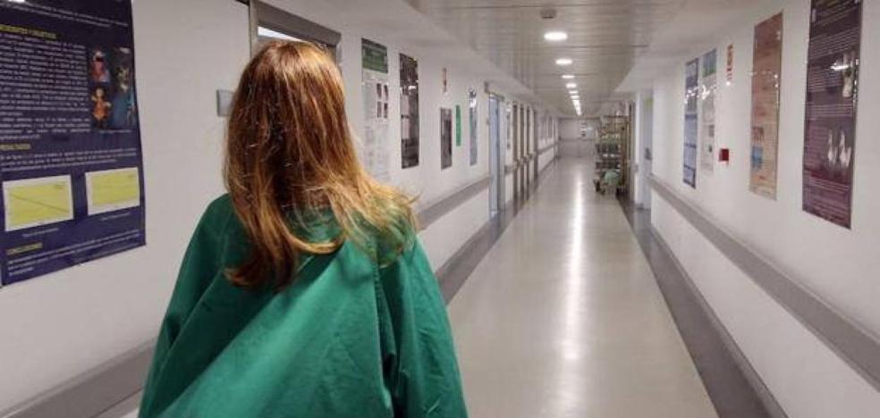 Enfermera en un pasillo del hospital.