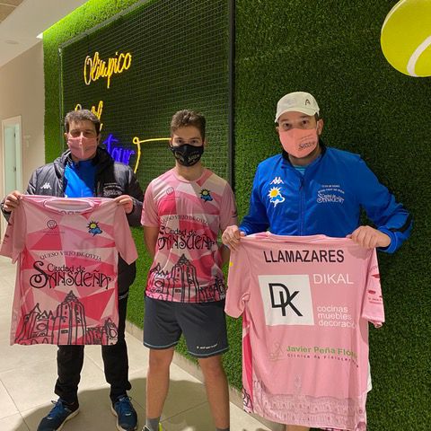 Miembros del Club de Pádel Ciudad de Sandueña.