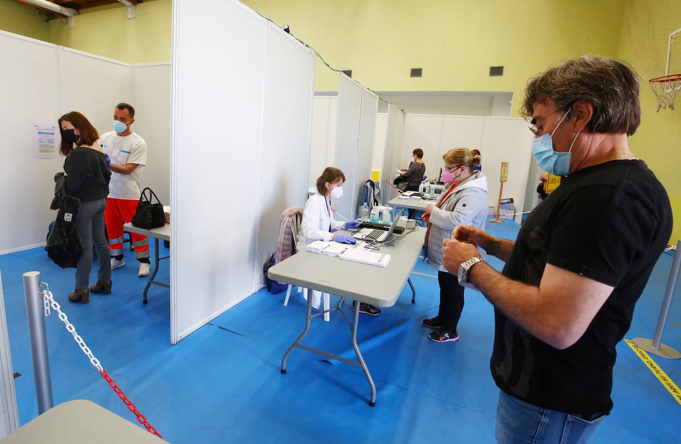 Cientos de personas se citan cada día en el Palacio de Exposiciones de León capital para someterse a la vacunación contra la covid. El aumento de la inmunidad es clave para acabar con la pandemia.