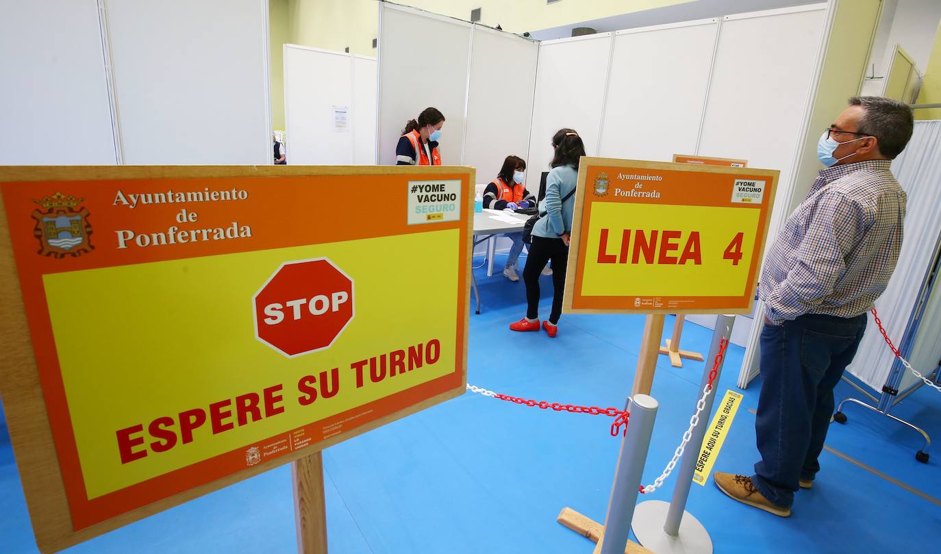 Cientos de personas se citan cada día en el Palacio de Exposiciones de León capital para someterse a la vacunación contra la covid. El aumento de la inmunidad es clave para acabar con la pandemia.