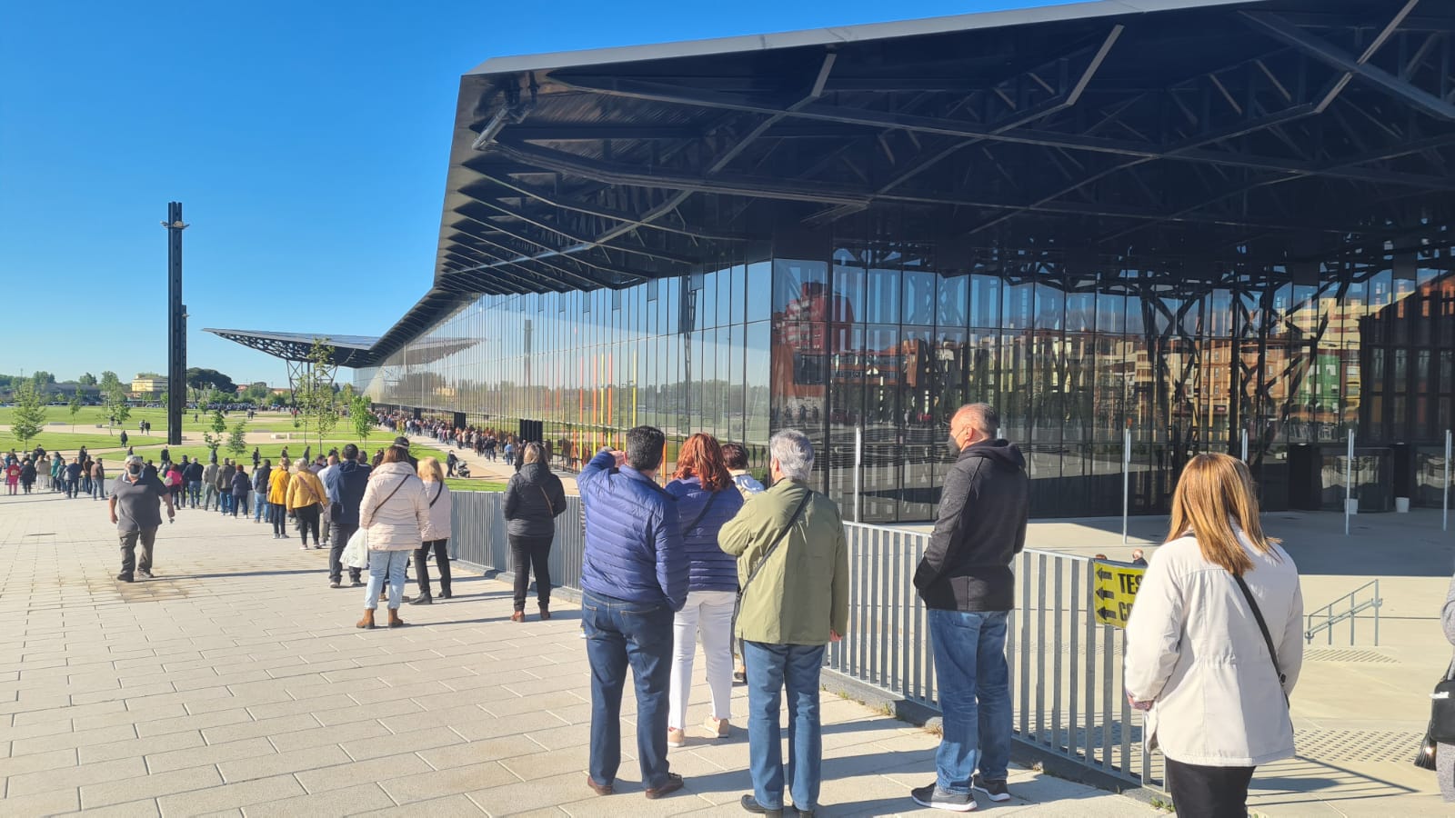 Cientos de personas se citan cada día en el Palacio de Exposiciones de León capital para someterse a la vacunación contra la covid. El aumento de la inmunidad es clave para acabar con la pandemia.