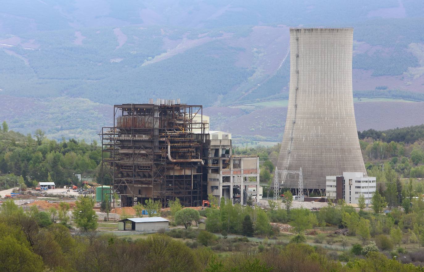 La central sigue adelante con su desmantelamiento a través del volado de la caldera.