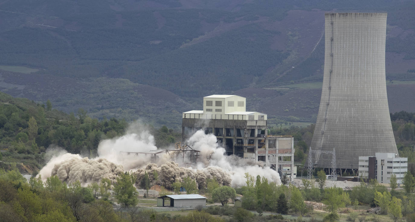 La central sigue adelante con su desmantelamiento a través del volado de la caldera.