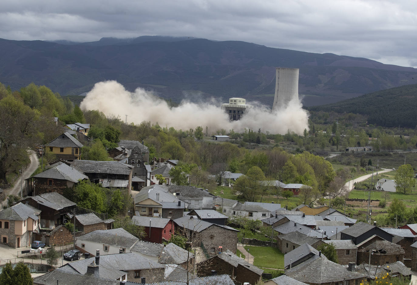 La central sigue adelante con su desmantelamiento a través del volado de la caldera.