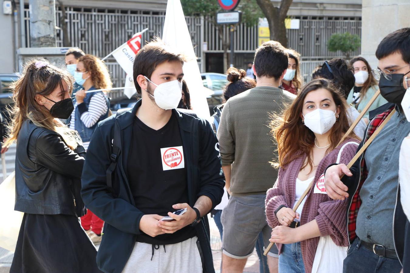 Cerca de treinta estudiantes denuncian la falta de remuneración en las prácticas universitarias y la «segregación» en las clases telemáticas.