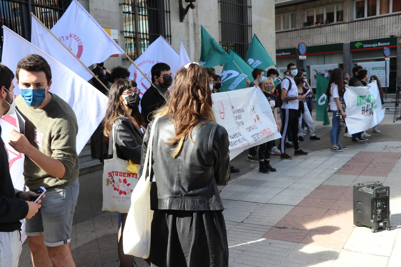 Cerca de treinta estudiantes denuncian la falta de remuneración en las prácticas universitarias y la «segregación» en las clases telemáticas.