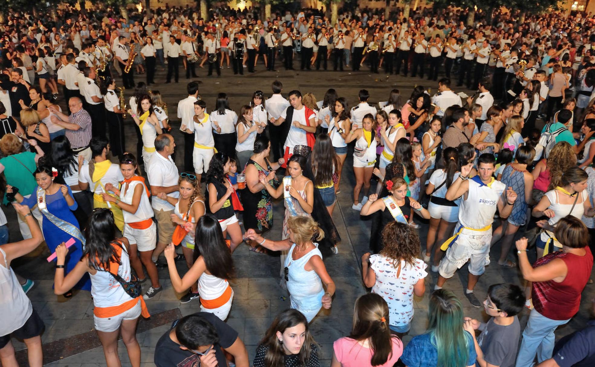 Tradicional baile de 'La rueda' en la Plaza Mayor de El Burgo de Osma.