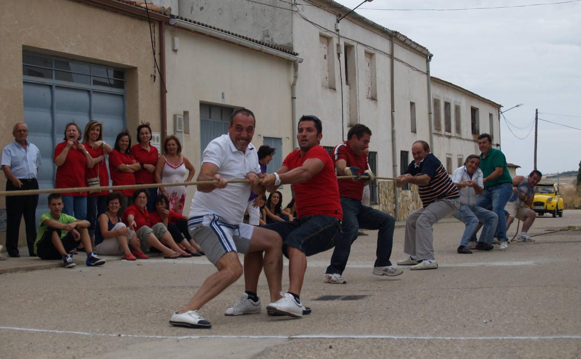 Tradicional juego del soga-tira en las fiestas de Corrales del Vino.