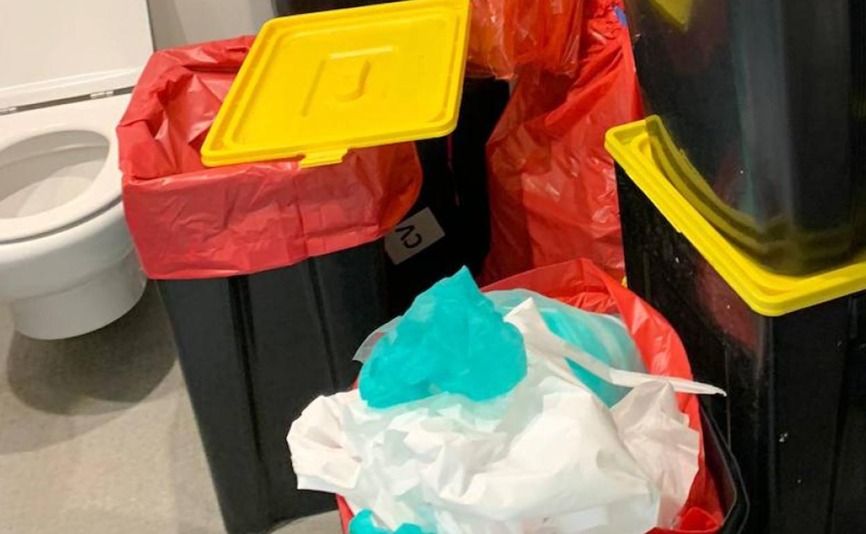 Residuos de origen biológico acumulados en el baño de una planta del Hospital del Bierzo.