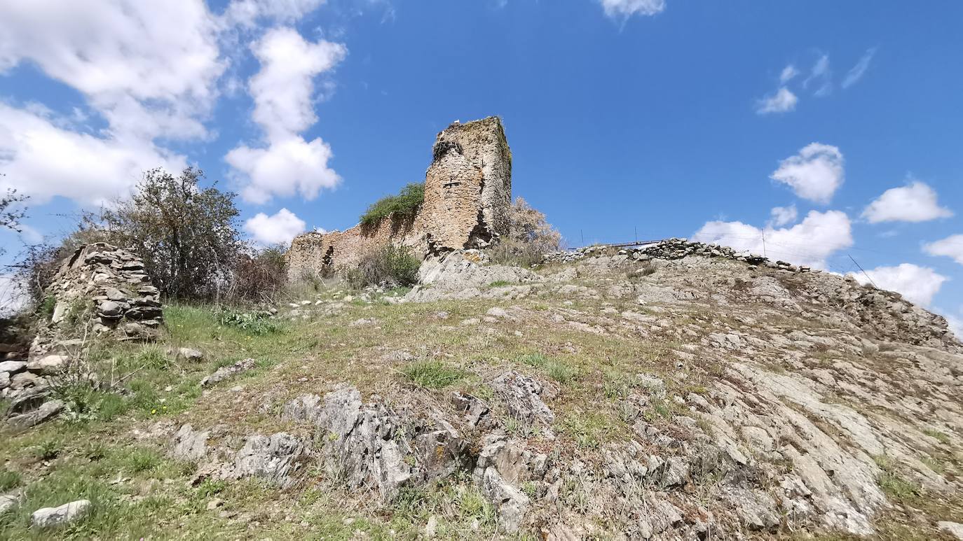 Los vecinos de la localidad del Castillo, en Riello, consiguen la cesión del Castillo de Benal, antigua propiedad de los Condes de Luna, para su rehabilitación y puesta en valor tras décadas de olvido que han llevado a la fortaleza a un estado de ruina.