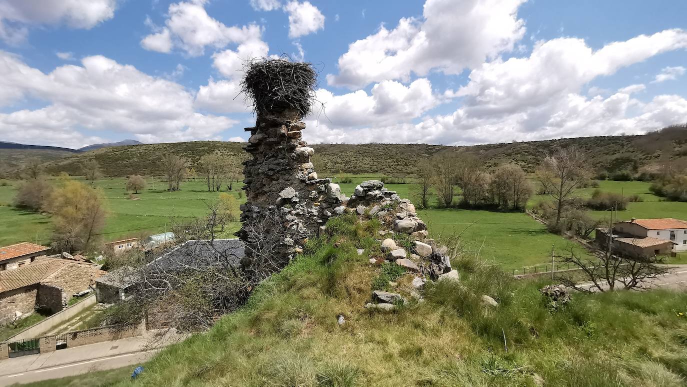 Los vecinos de la localidad del Castillo, en Riello, consiguen la cesión del Castillo de Benal, antigua propiedad de los Condes de Luna, para su rehabilitación y puesta en valor tras décadas de olvido que han llevado a la fortaleza a un estado de ruina.