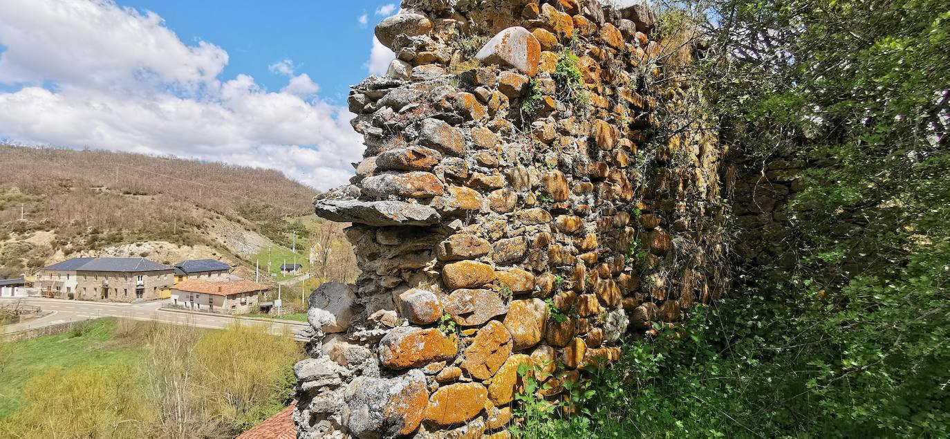 Los vecinos de la localidad del Castillo, en Riello, consiguen la cesión del Castillo de Benal, antigua propiedad de los Condes de Luna, para su rehabilitación y puesta en valor tras décadas de olvido que han llevado a la fortaleza a un estado de ruina.