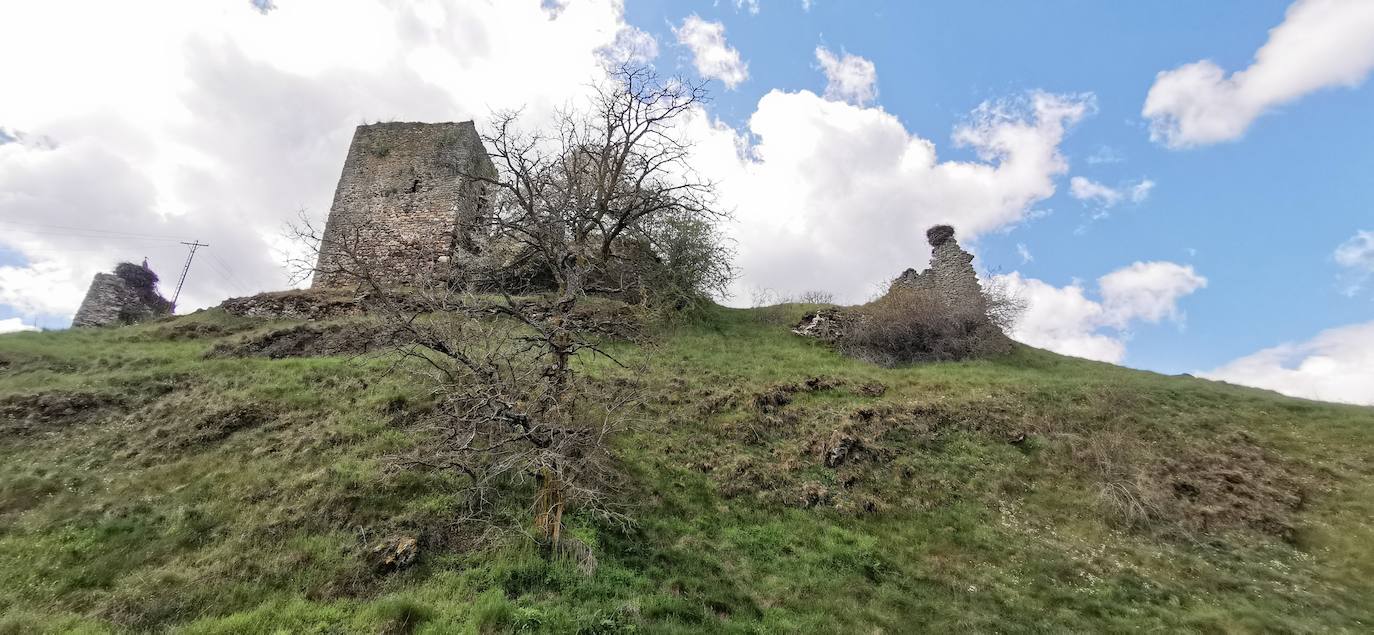 Los vecinos de la localidad del Castillo, en Riello, consiguen la cesión del Castillo de Benal, antigua propiedad de los Condes de Luna, para su rehabilitación y puesta en valor tras décadas de olvido que han llevado a la fortaleza a un estado de ruina.