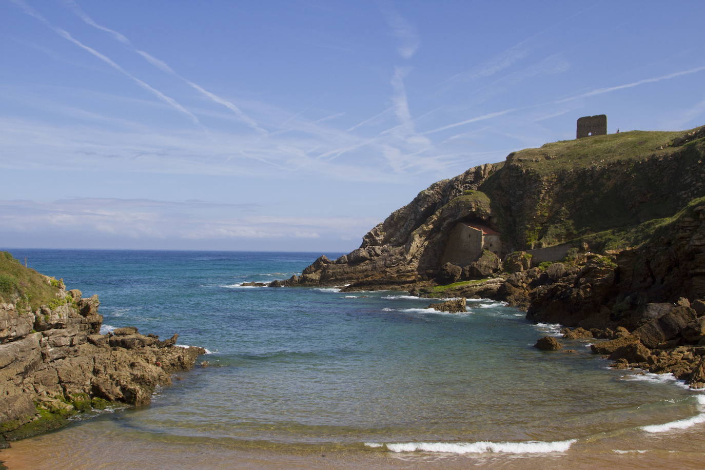 6.- Santillana del Mar (Cantabria) | 3920 Búsquedas/mes. La sexta posición del ranking nos hace viajar de nuevo al norte de la península. Santillana del Mar es un municipio que ofrece un legado histórico y un paraje natural inigualable, siendo este uno de los pueblos medievales más bonitos y ricos culturalmente de Cantabria. Lo que no te puedes perder, según Holidú: Las Cuevas de Altamira, Colegiata de Santa Juliana y el casco histórico. 