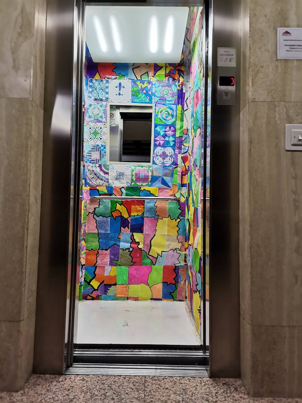 Los alumnos del Maristas de León elaboran la reforma y el pintado de un ascensor en una vivienda de la capital.