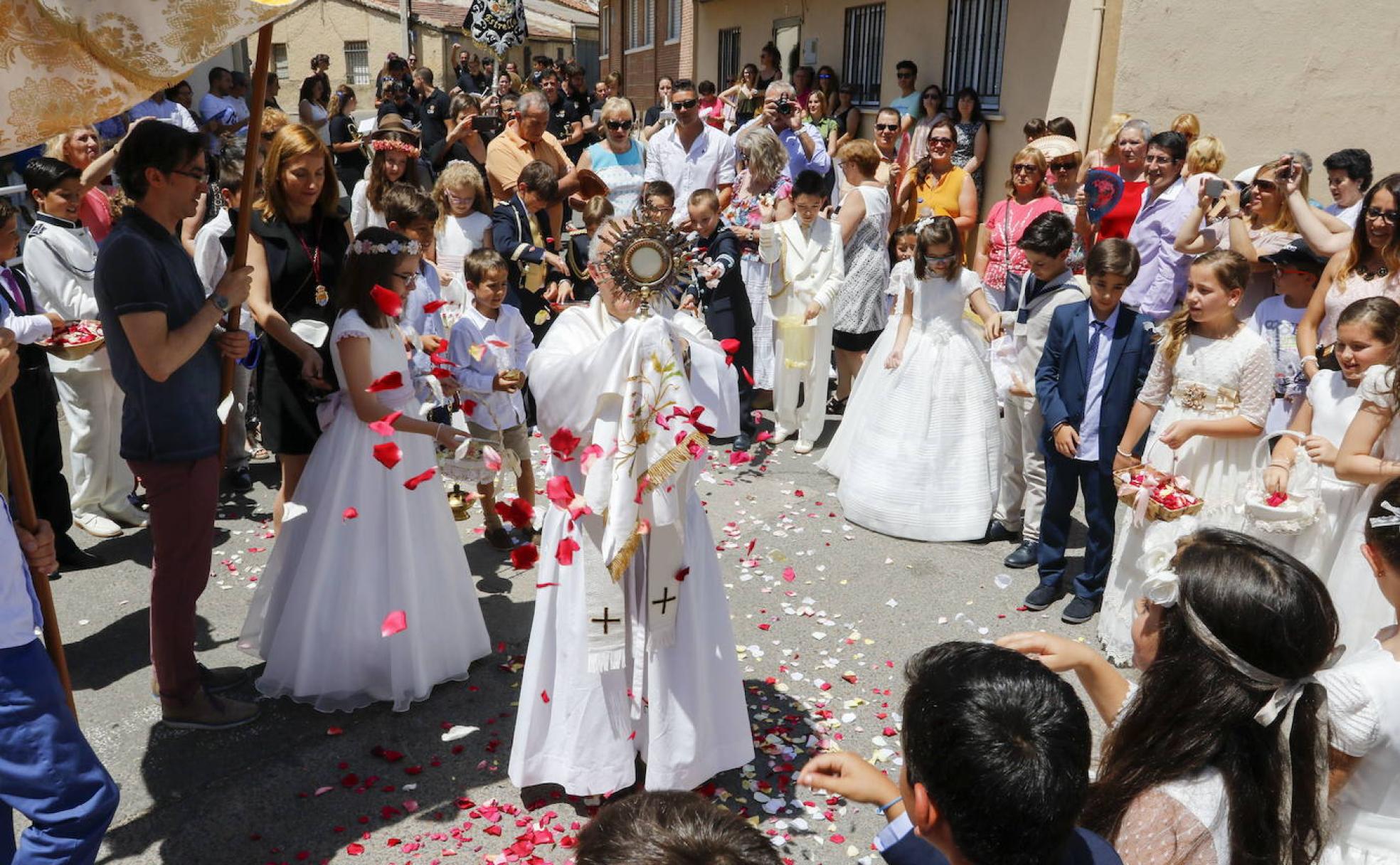 Procesión del Santísimo en la festividad del Corpus Christi con la participación de los niños de Primera Comunión.