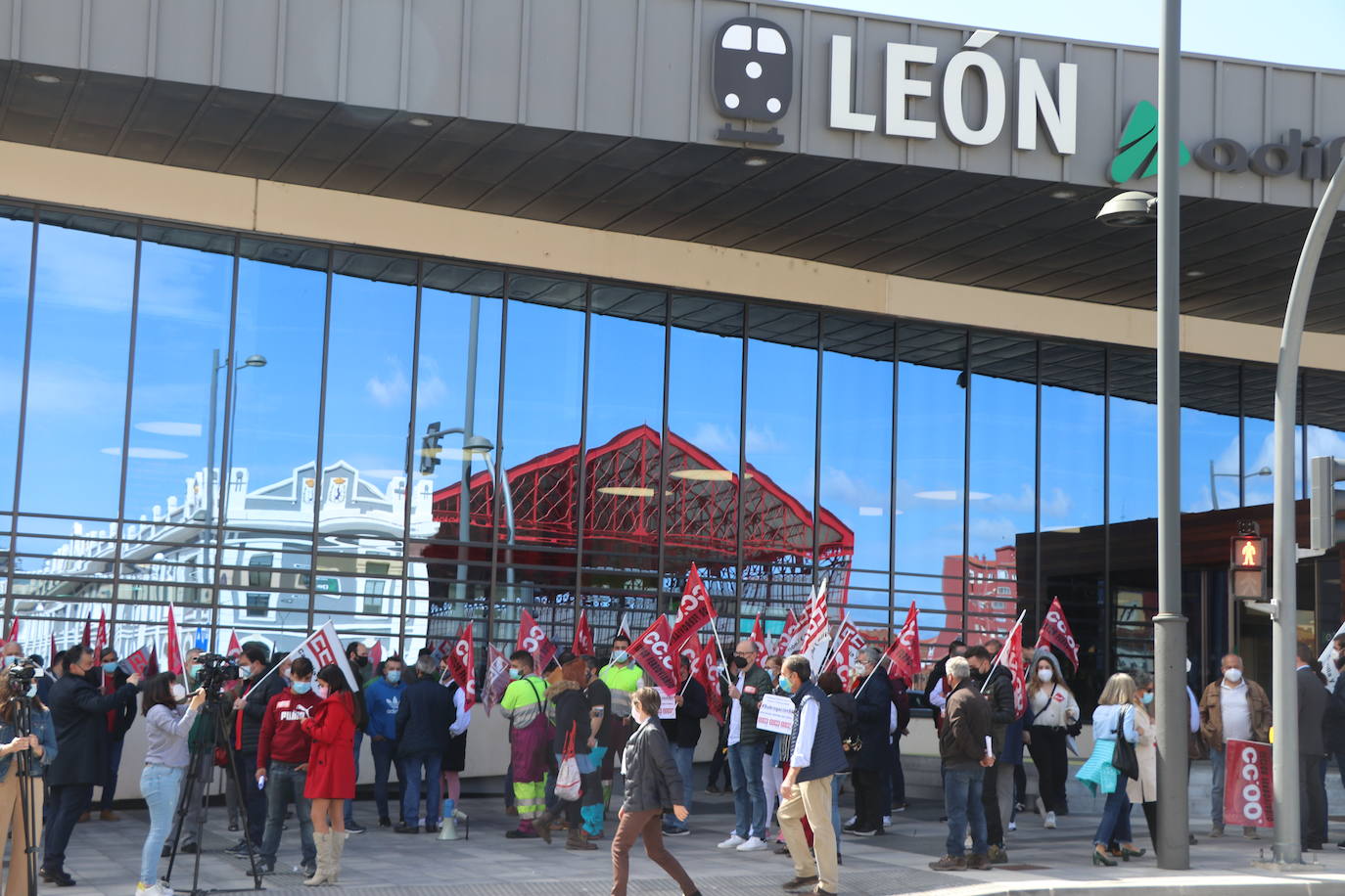 Los trabajadores de Renfe en León se concentran para reclamar mismas condiciones laborales para unos trabajadores interinizados