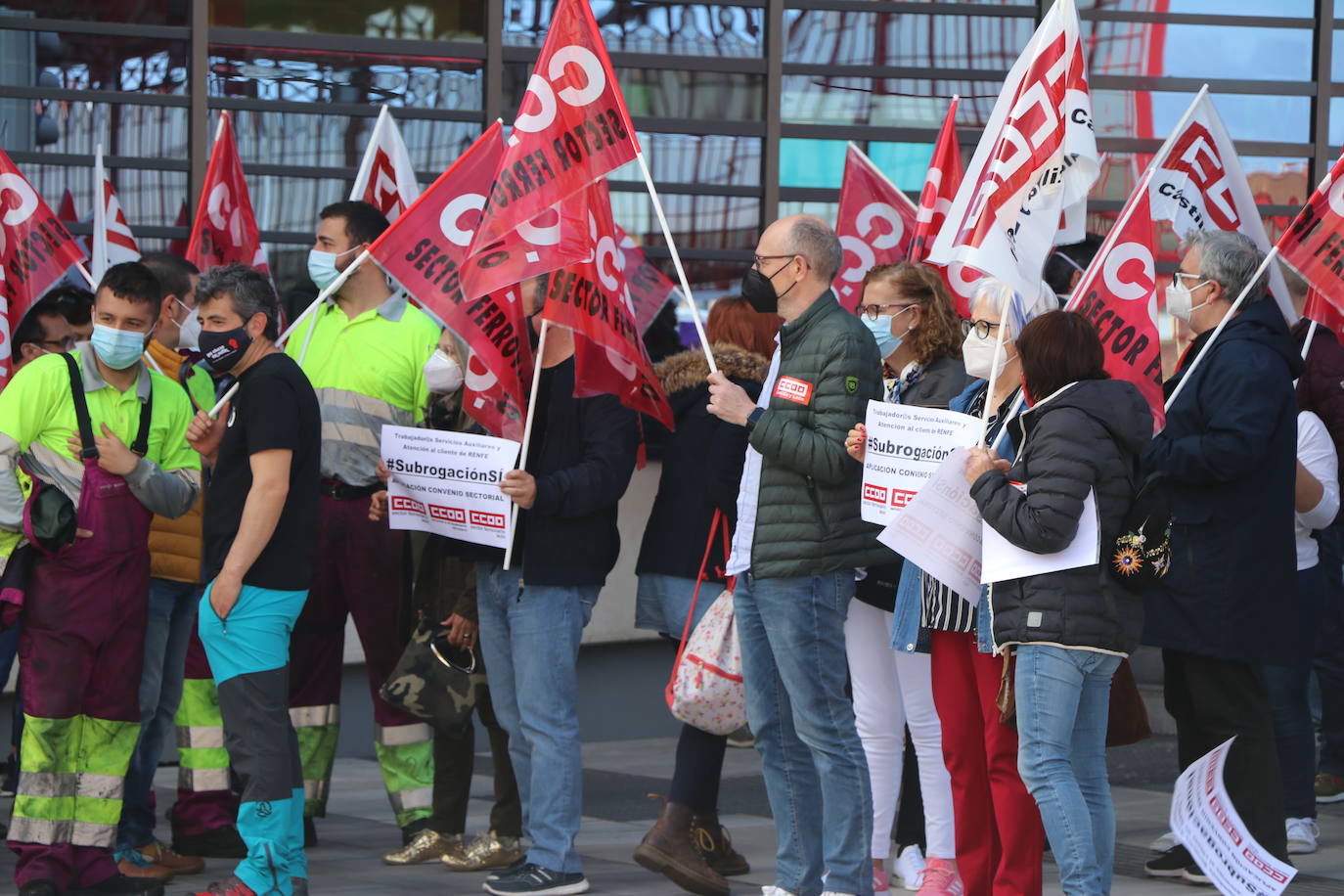 Los trabajadores de Renfe en León se concentran para reclamar mismas condiciones laborales para unos trabajadores interinizados