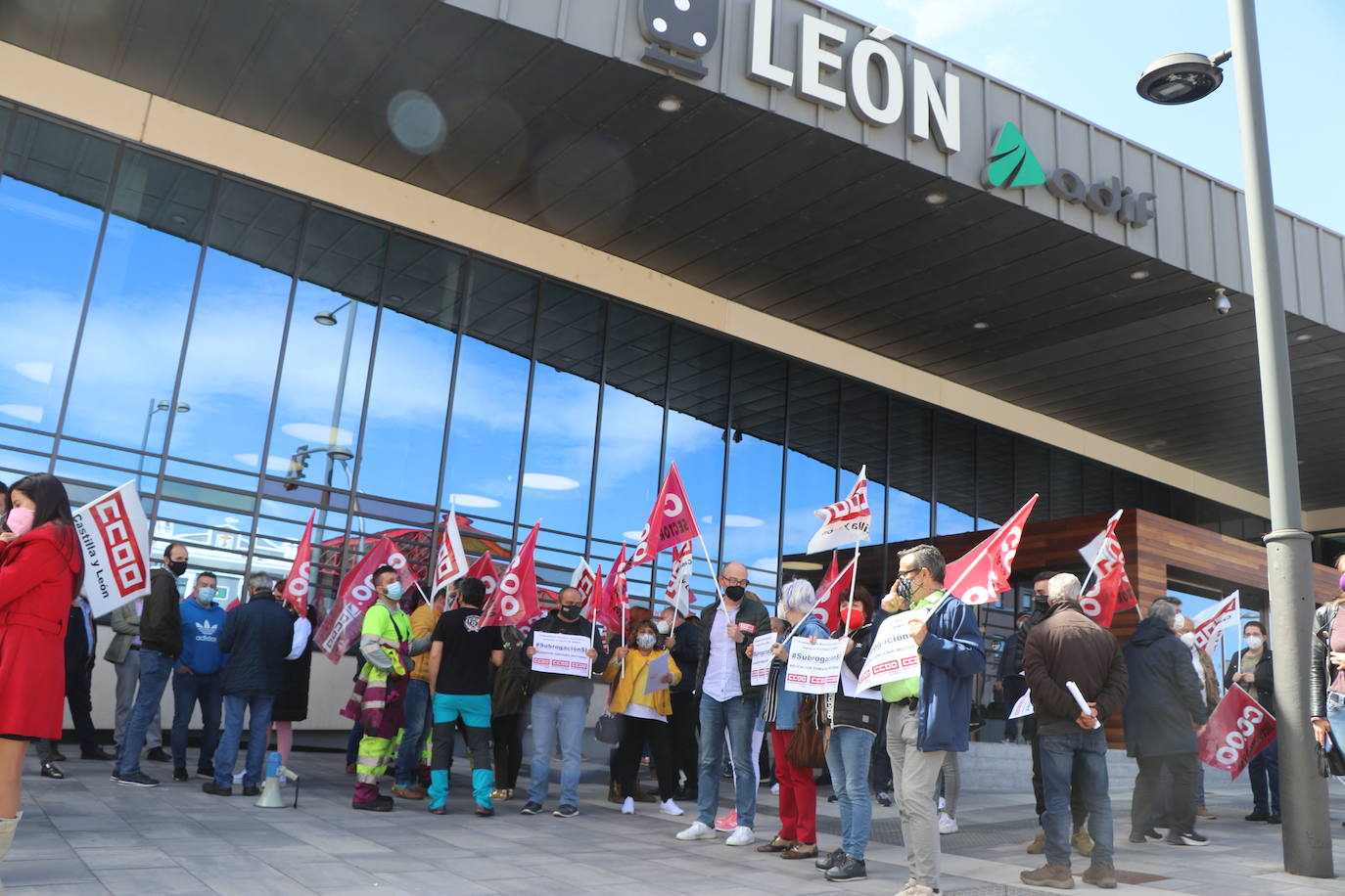 Los trabajadores de Renfe en León se concentran para reclamar mismas condiciones laborales para unos trabajadores interinizados