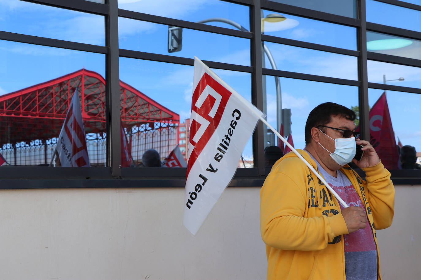 Los trabajadores de Renfe en León se concentran para reclamar mismas condiciones laborales para unos trabajadores interinizados