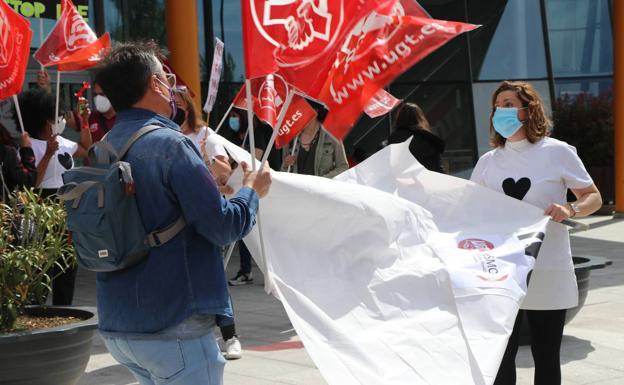 Galería. Desplegando las pancartas en la protesta.