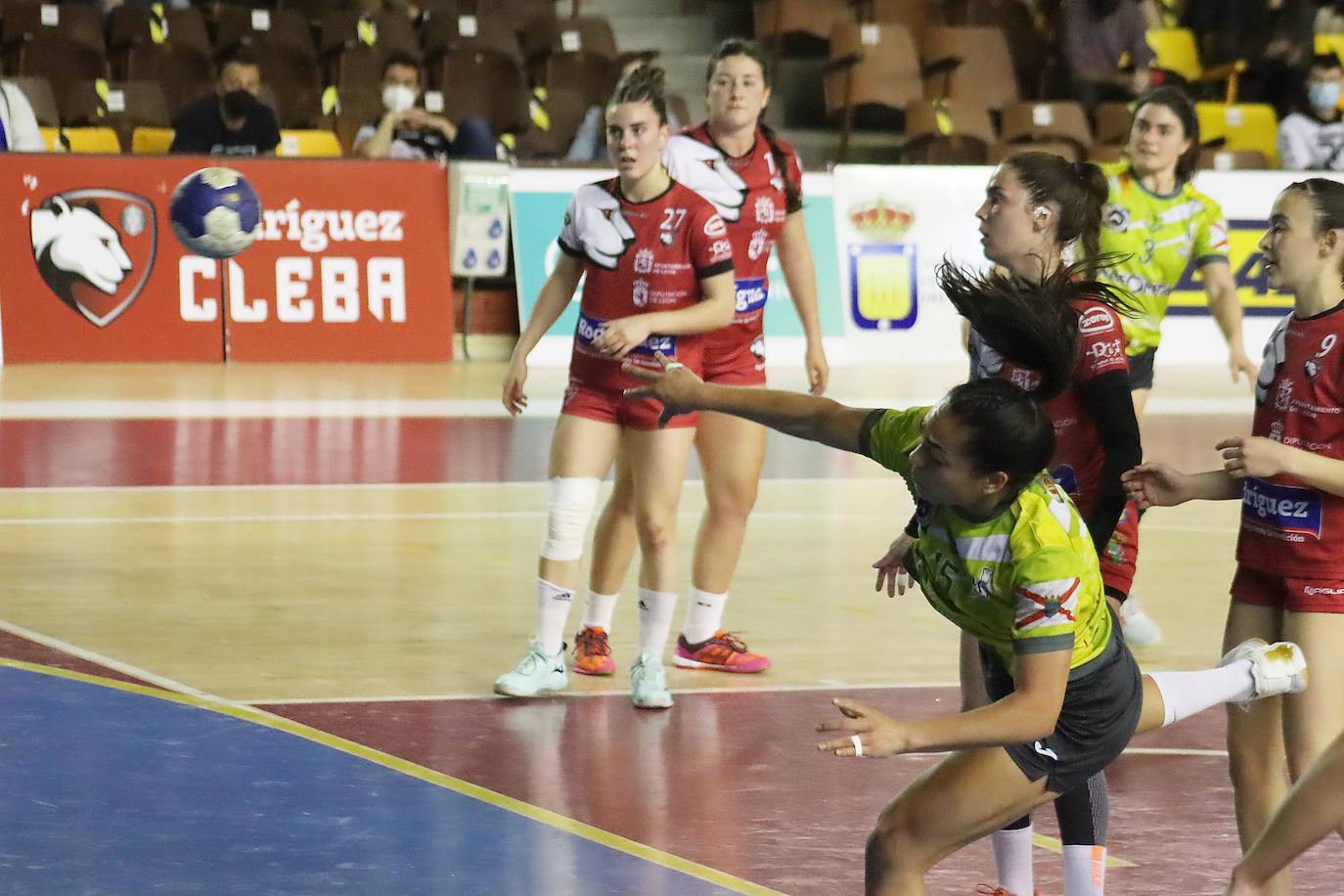 Las de Moreno tendrán que remontar en tierras riojanas tras perder la primera manga en el Palacio.