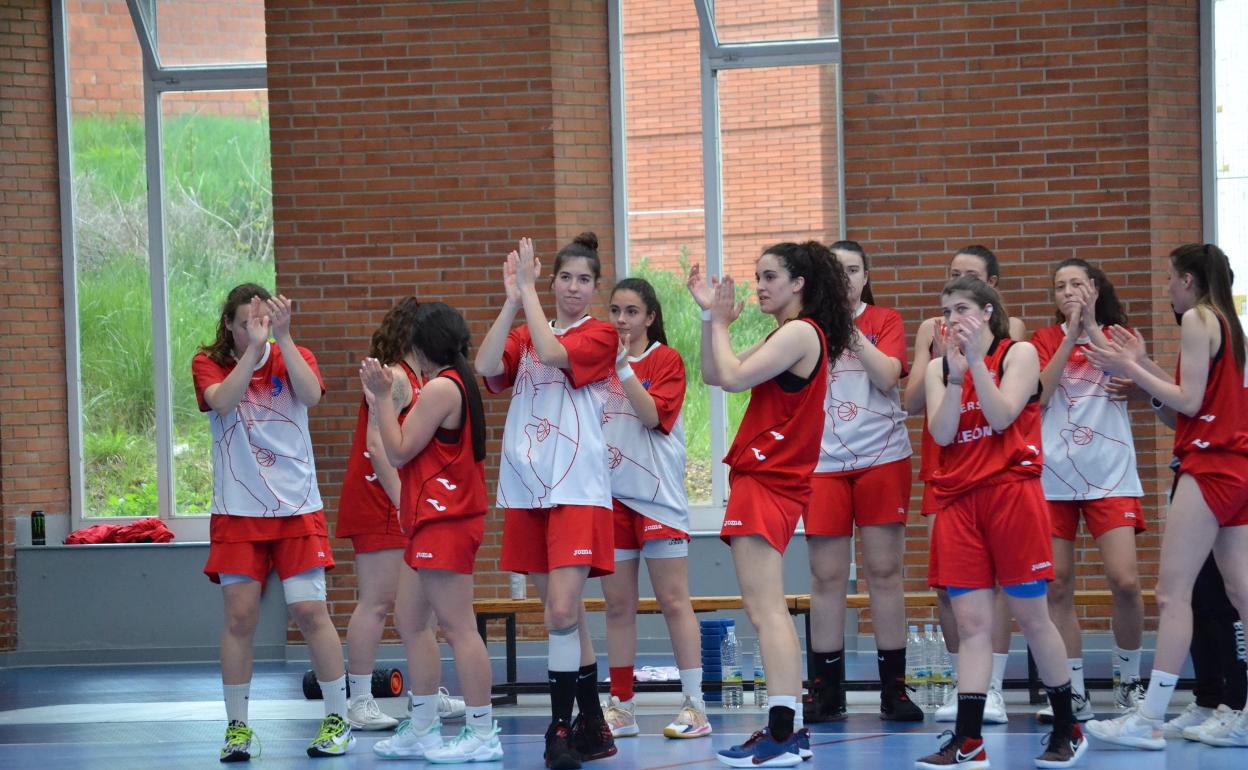 Las jugadoras celebran el pase a la siguiente ronda.