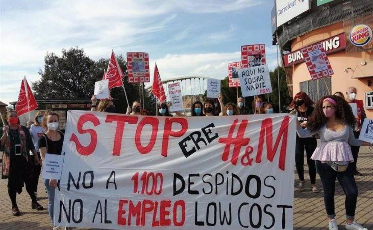 Trabajadores de H&M en una protesta por el ERE de la compañía. 