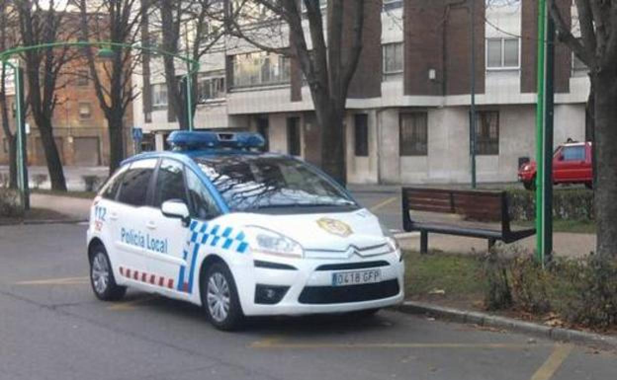 Un coche de la patrulla de la Policía Local de León.