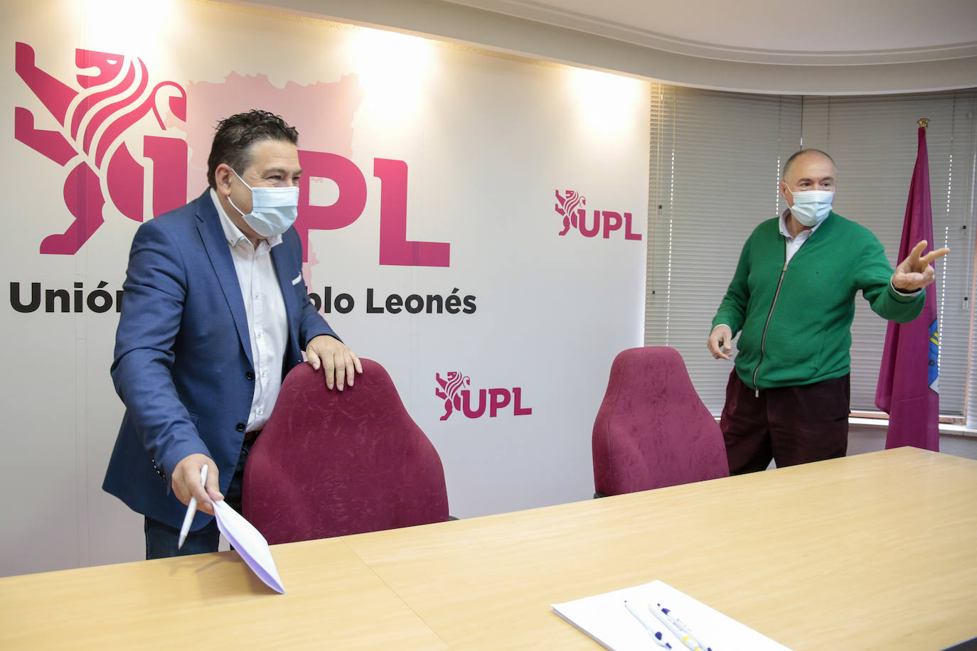 El secretario general de UPL, Luis Mariano Santos, y el vicesecretario general, Eduardo López Sendino, informan sobre la manifestación leonesista que convoca la asociación Conceyu País Llionés.
