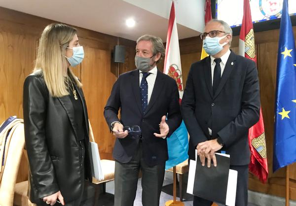 El alcalde de Ponferrada, Olegario Ramón (D), junto a la concejala de Comercio, Lorena Valle, el presidente de la Cámara de Comercio de León, Javier Vega (C), durante la presentación de la nueva campaña de bonos al consumo 'Yo Ponferrada, ¿tú?'