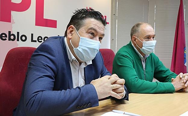 Luis Mariano Santos y Eduardo López Sendino, secretario y vicesecretario general de UPL, en la rueda de prensa de este lunes
