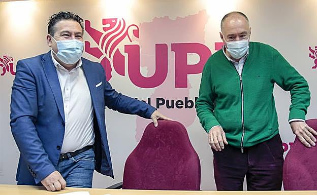 Galería. El secretario general de UPL, Luis Mariano Santos, y el vicesecretario general, Eduardo López Sendino, informan sobre la manifestación leonesista que convoca la asociación Conceyu País Llionés.