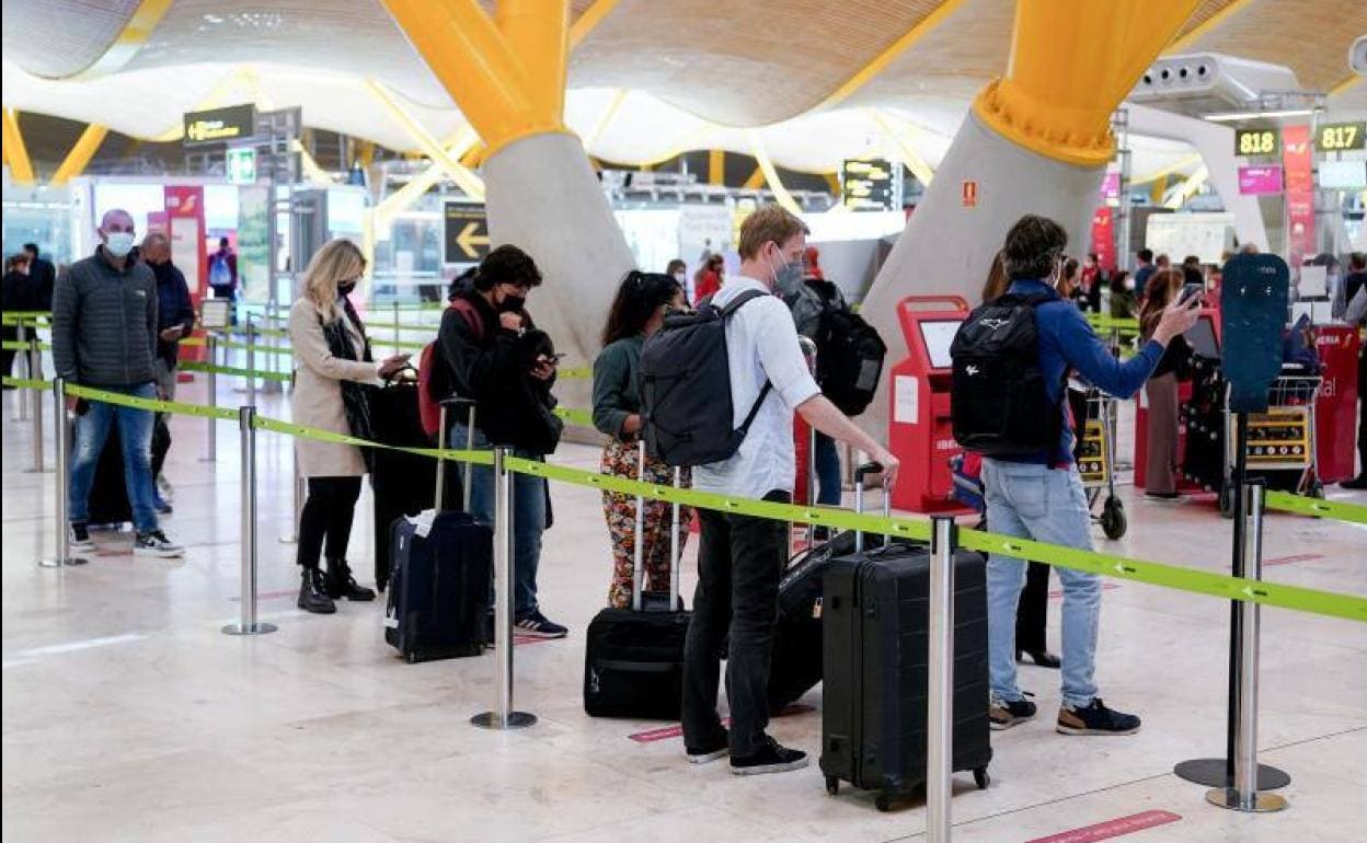 Primer lunes tras el fin del estado de alarma en el aeropuerto de Barajas, en Madrid.