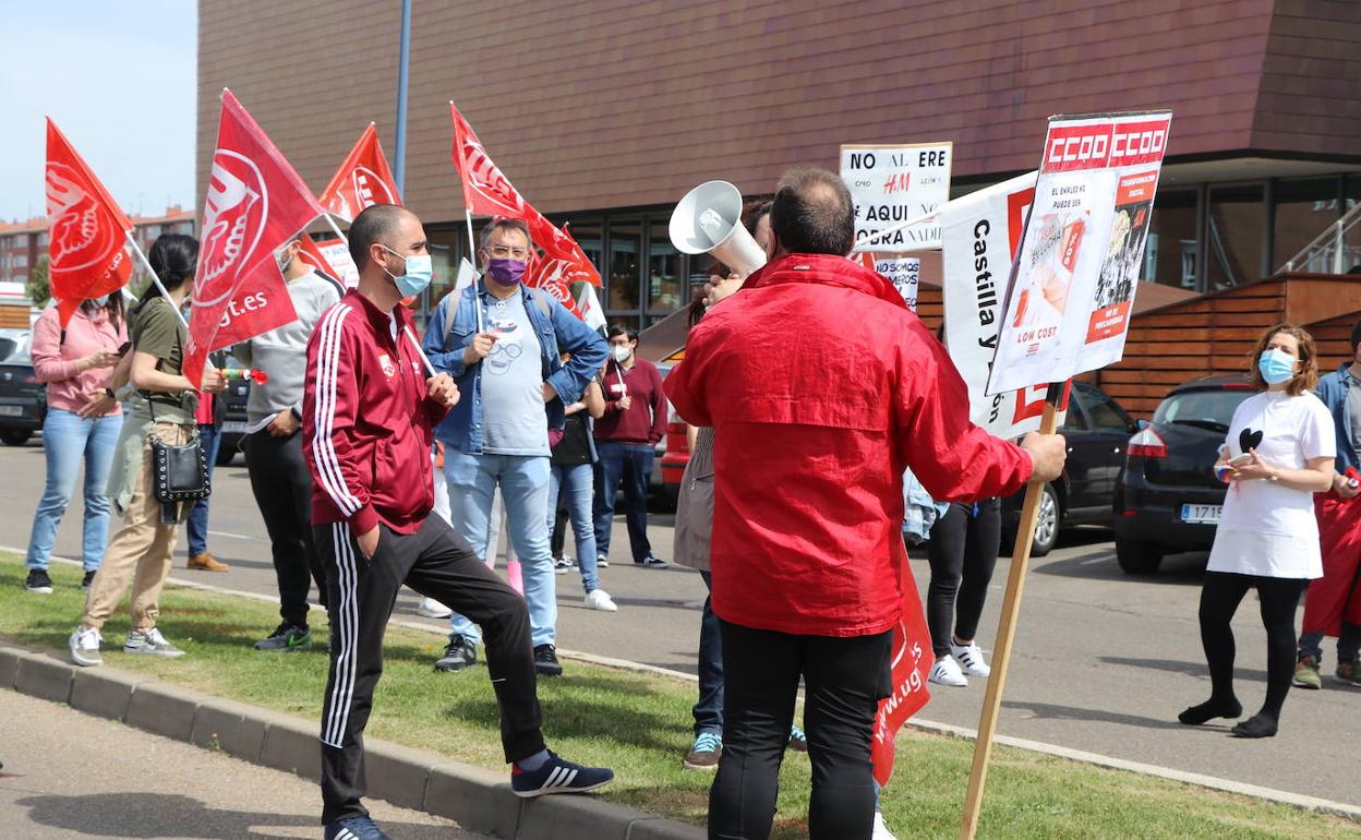 Concentración de los trabajadores de H&M en León.