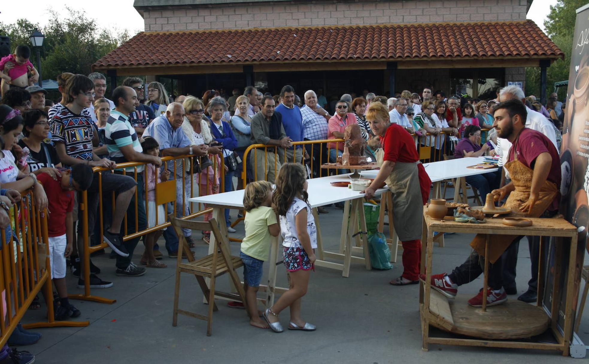 Numerosos visitantes esperan para disfrutar de una demostración en vivo en la Feria de Artesanía Jaime Díez Fernández de Lorenzana.