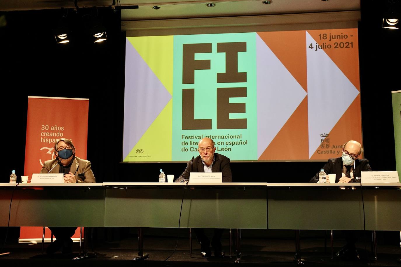 El vicepresidente, portavoz y consejero de Transparencia, Ordenación del Territorio y Acción Exterior, Francisco Igea, junto al consejero de Cultura y Deportes, Javier Ortega, presentan el Festival Internacional de la Literatura en Españo.