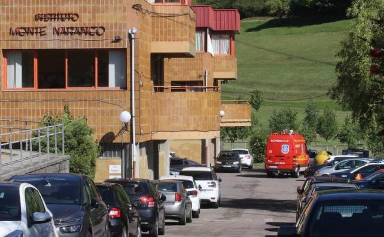 Vehículos de los servicios de emergencias frente al IES Monte Naranco de Oviedo.