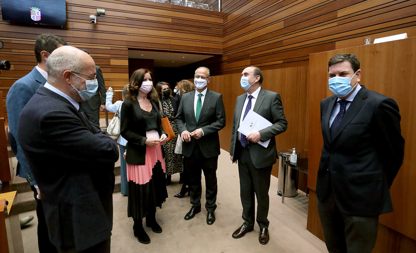 El Procurador del Común de Castilla y León, Tomás Quintana López, presenta el informe anual de la institución correspondiente a 2020 en el pleno de las Cortes.