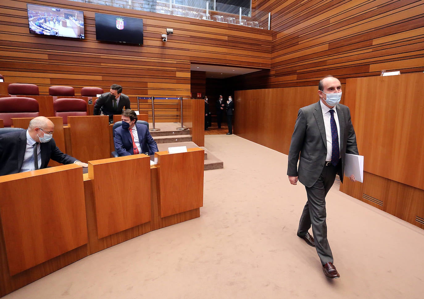 El Procurador del Común de Castilla y León, Tomás Quintana López, presenta el informe anual de la institución correspondiente a 2020 en el pleno de las Cortes.