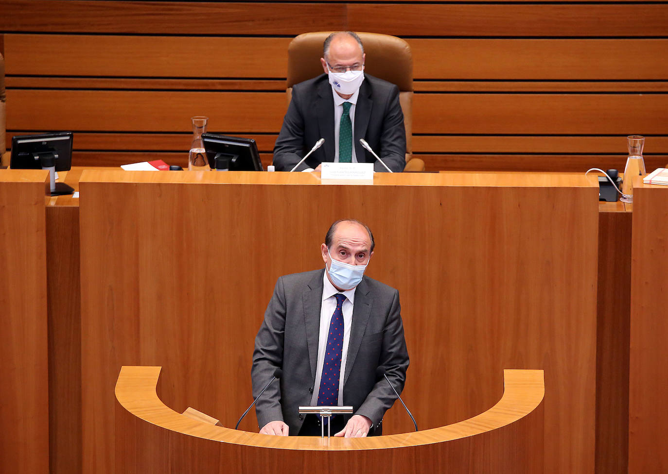 El Procurador del Común de Castilla y León, Tomás Quintana López, presenta el informe anual de la institución correspondiente a 2020 en el pleno de las Cortes.