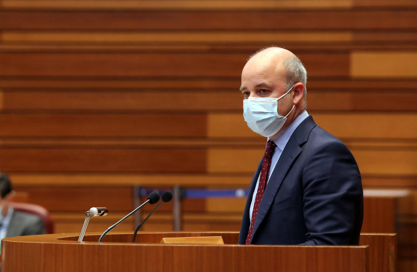 El Procurador del Común de Castilla y León, Tomás Quintana López, presenta el informe anual de la institución correspondiente a 2020 en el pleno de las Cortes.